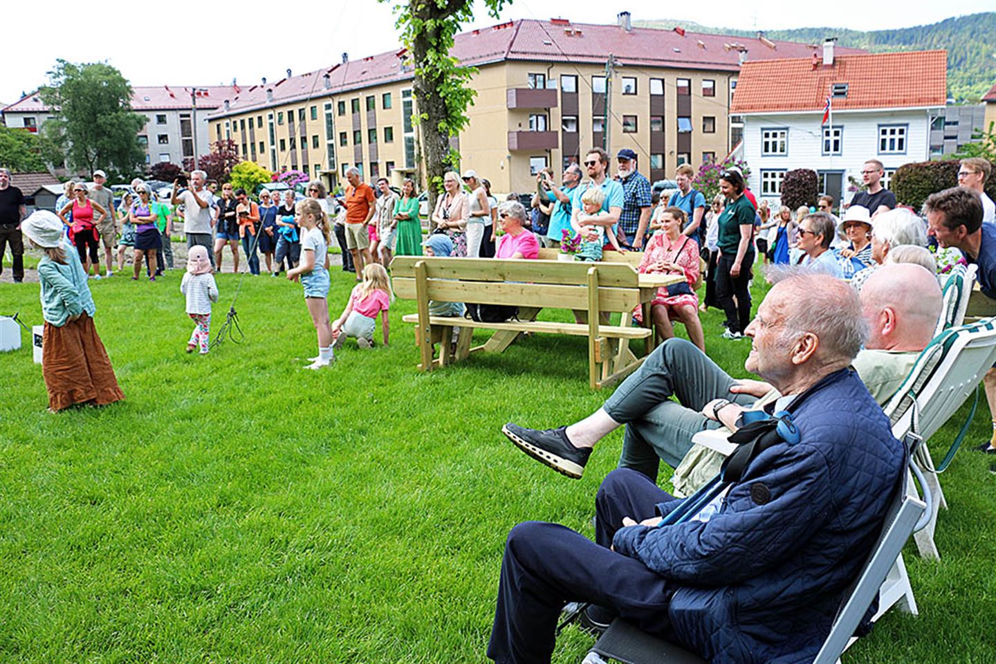 Mykje folk på eit stort ope område med gras og grønt.