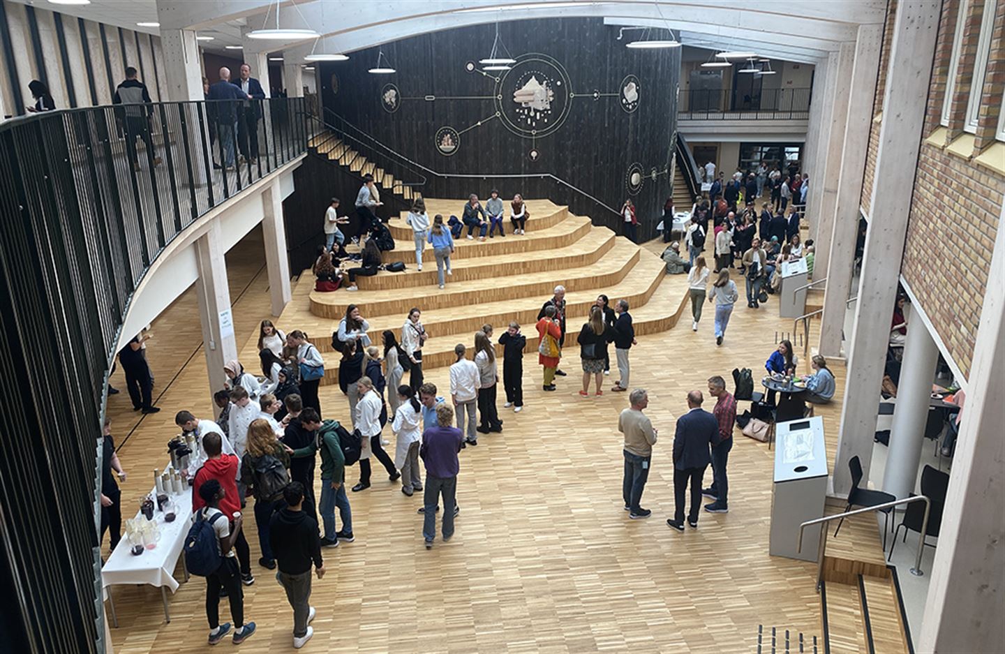 Oversiktsbilde frå fellesrom på Førde vgs.