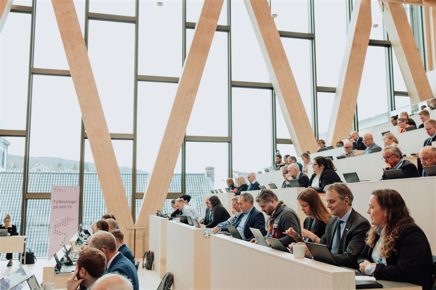 Fylkestinget samla i Vestlandssalen.