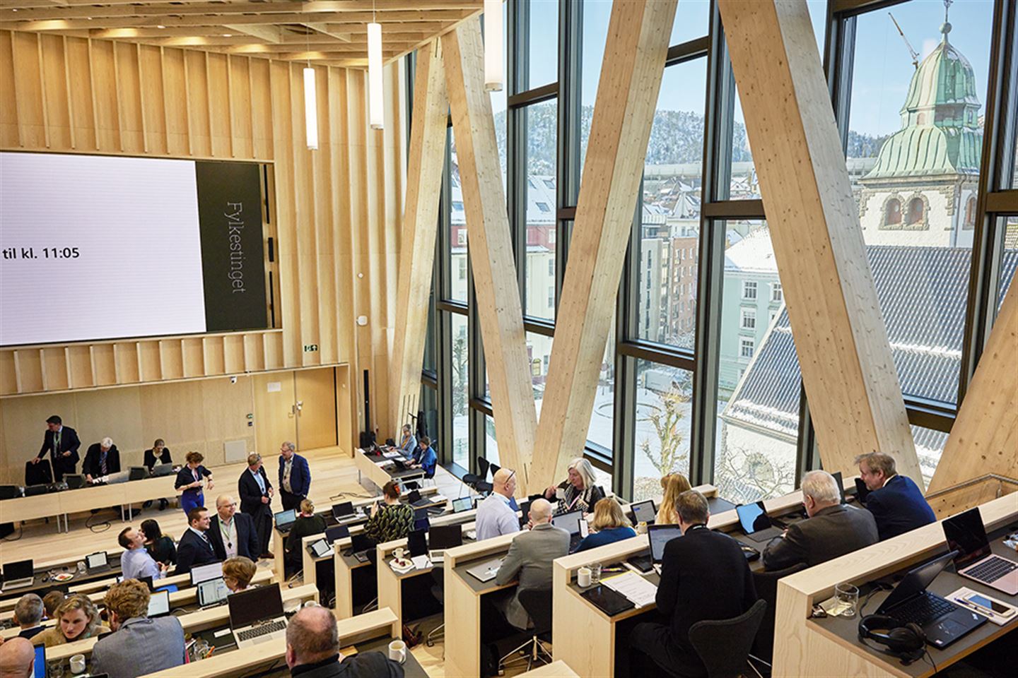 Fylkesting i Vestlandsssalen på Vestlandshuset, pause for politikarar og publikum.