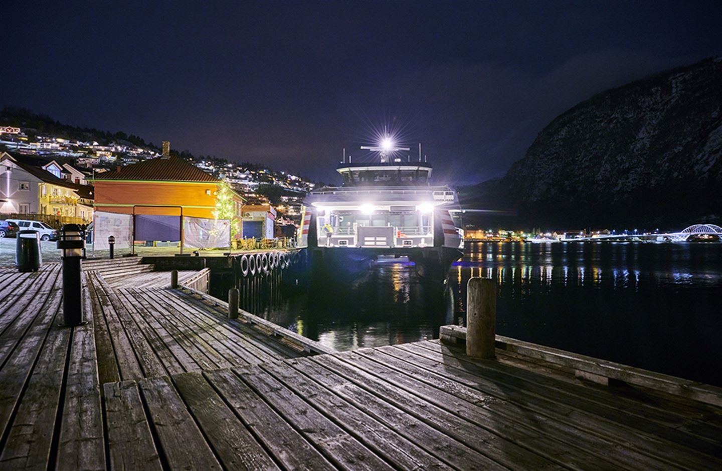 Hurtigbåt til kai i Sogndal.