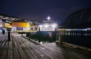 Hurtigbåt til kai i Sogndal.