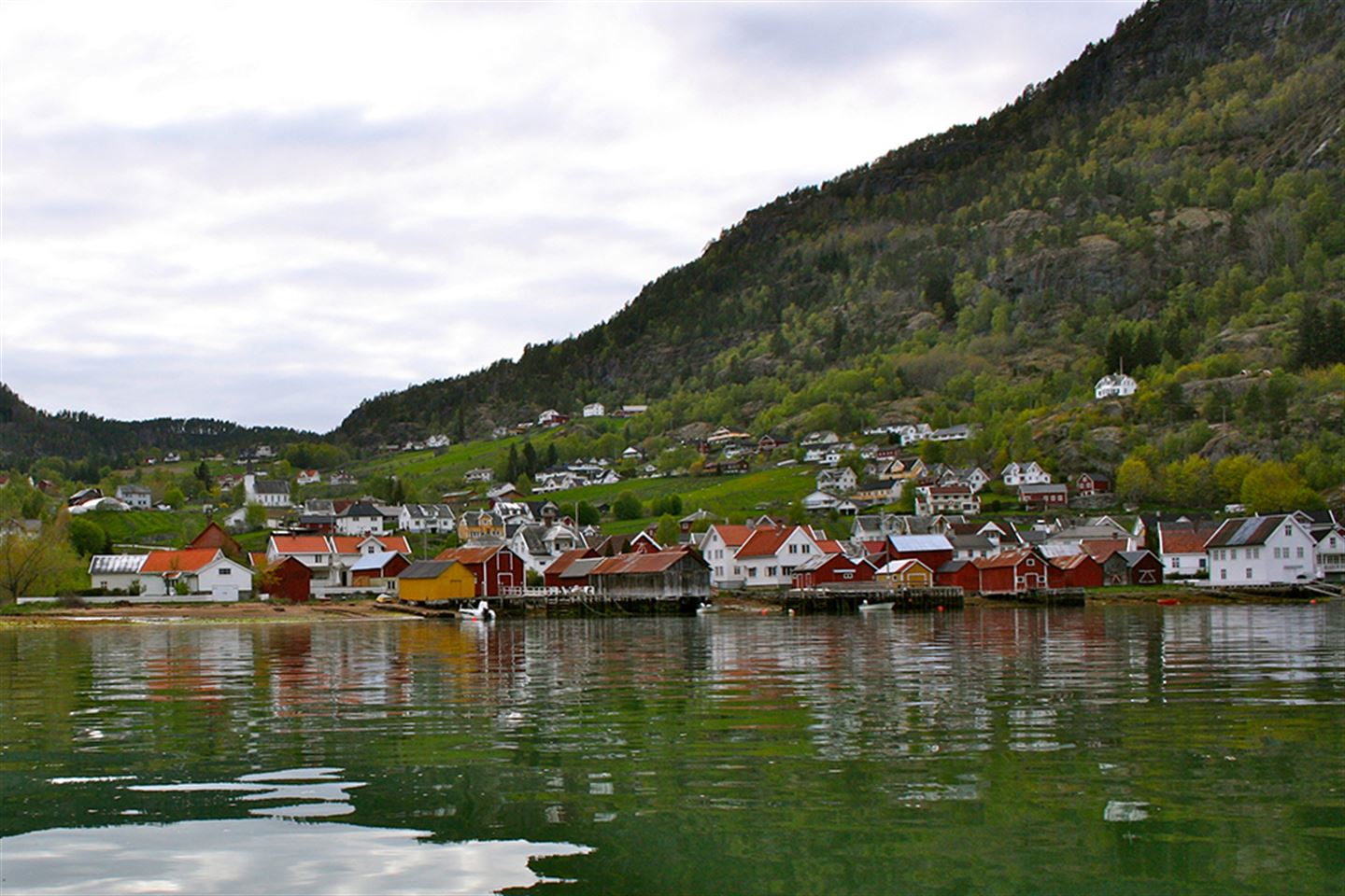 Strandsitjarmiljøet i Solvorn sett frå fjorden.