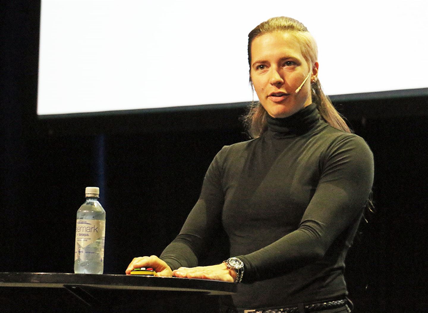 – Kunstig intelligens er både ein draum og ein trussel, seier forskar Inga Strümke Foto: Bjarte Brask Eriksen/Vestland fylkeskommune.