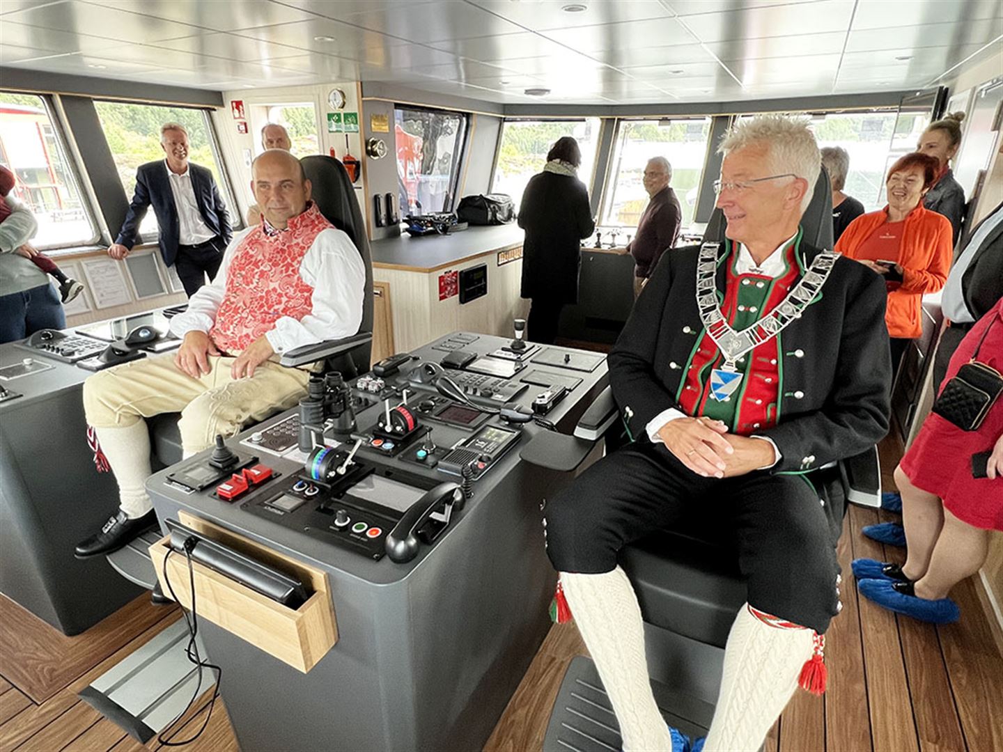 Fylkesordførar Jon Askeland er stolt og glad for den nye fiskebåten til Måløy vidaregåande skule. Foto: Rune Haugsdal/Vestland fylkeskommune