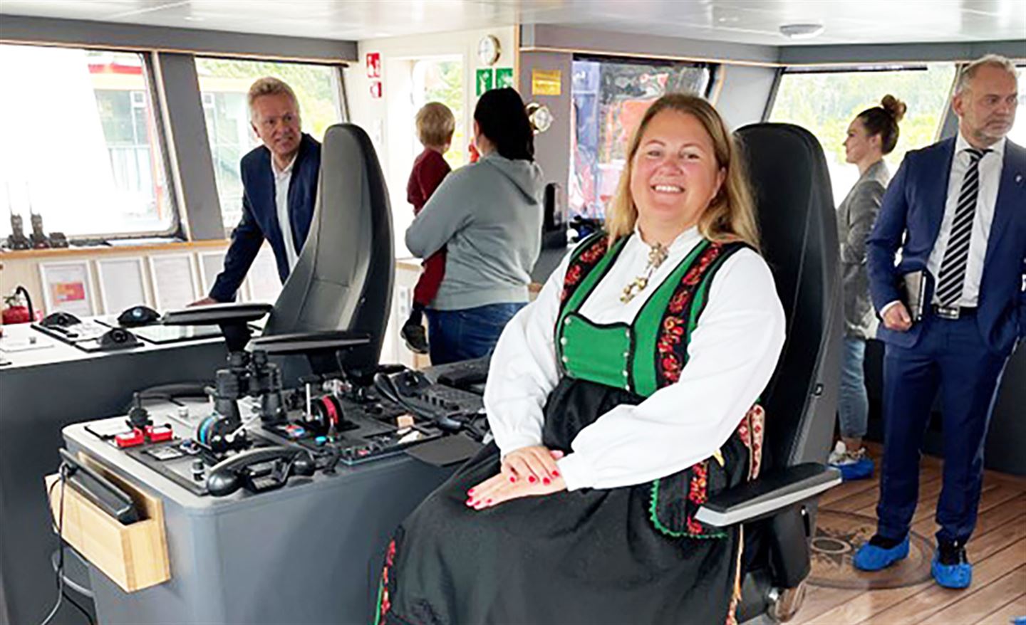 Gudmor Karianne Torvanger på plass i den nye Skulebas.  Foto: Lasse Kolbjørn Anke Hansen/Vestland fylkeskommune