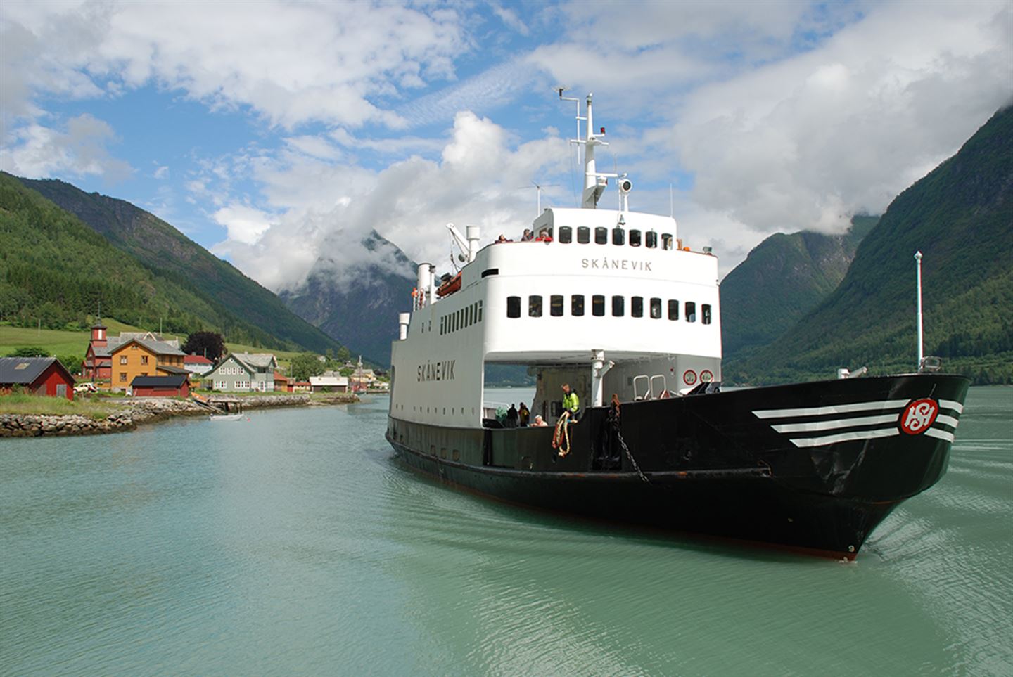 Veteranferja MF Skånevik på Fjærlandsfjorden.