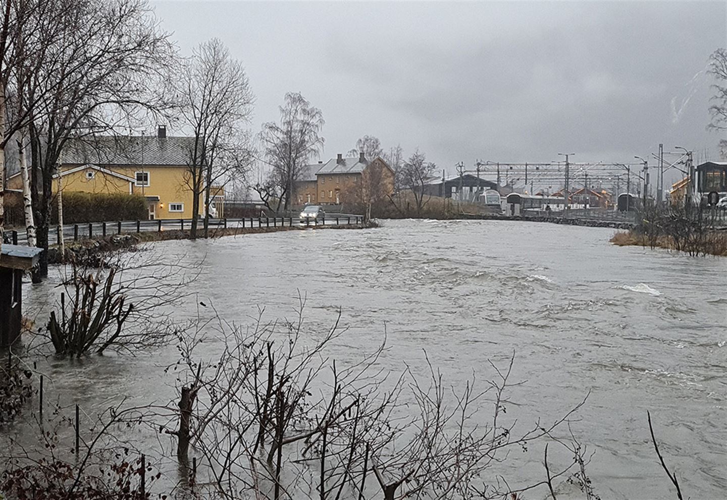 Elv som fløymer over i Flåm.