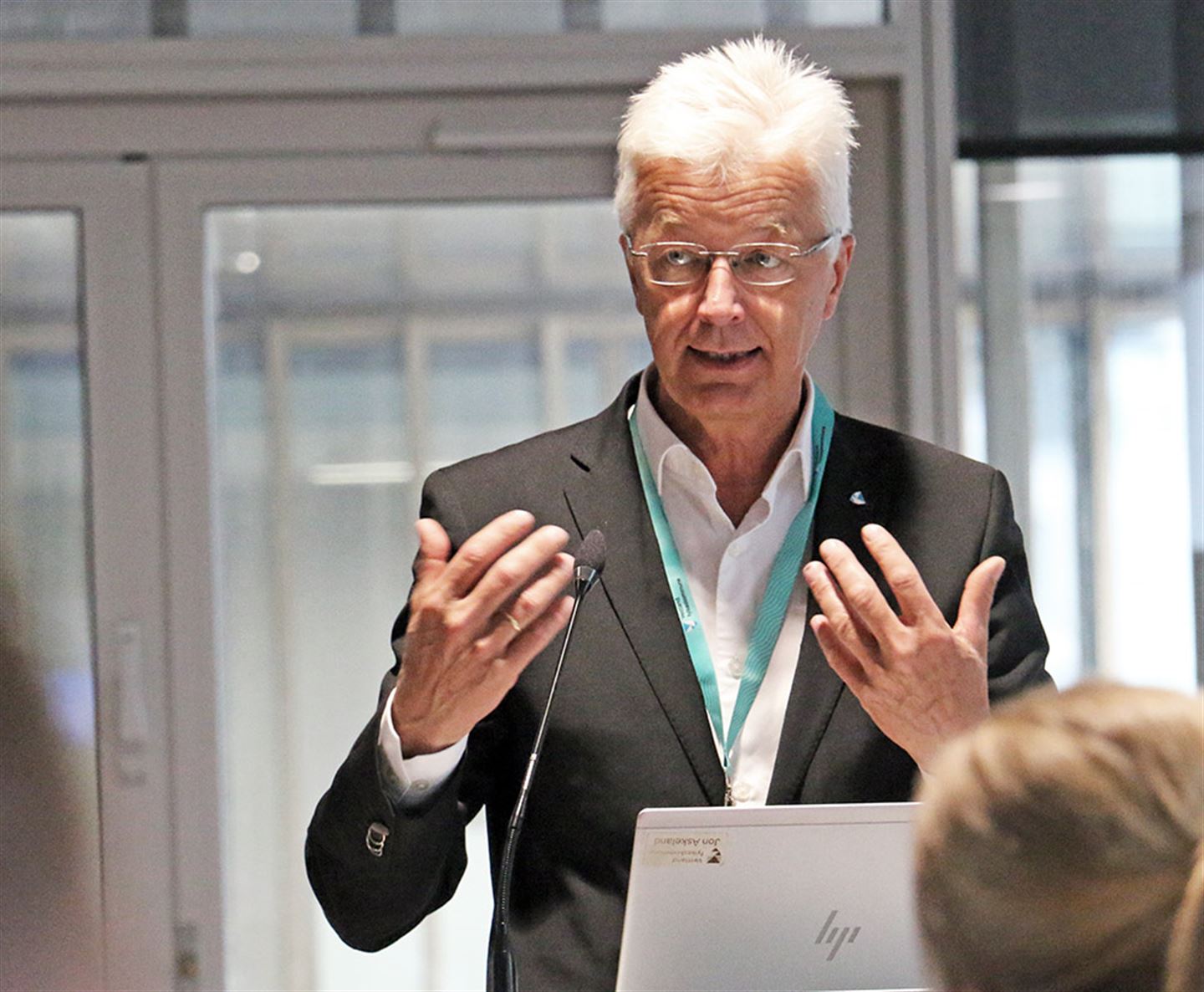 Nærbilete av mann som snakkar