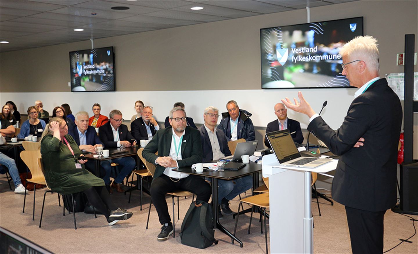 Forsamling av menneske i rom.