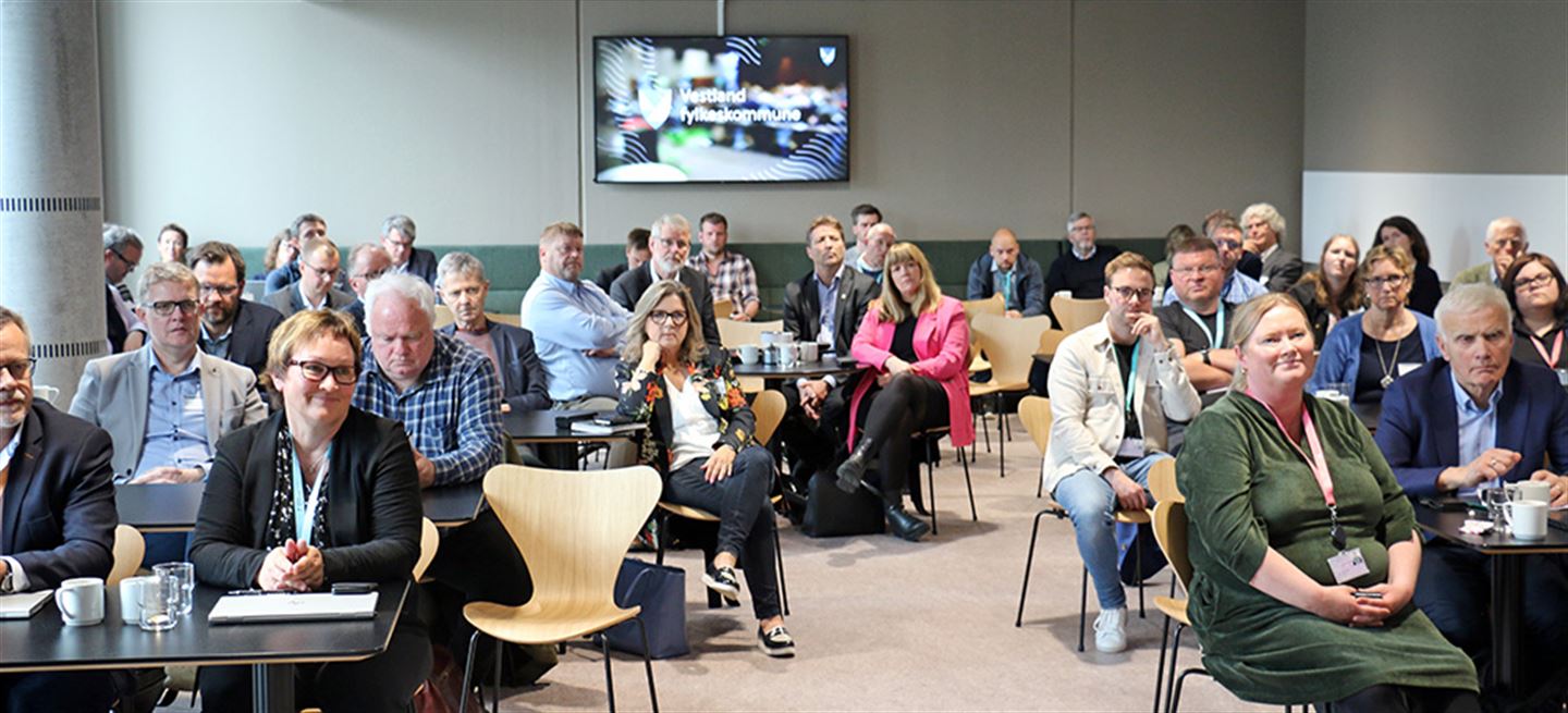 Forsamling av folk i rom.