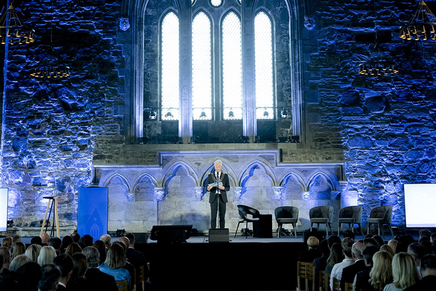 Fylkesordførar Jon Askeland held tale i Håkonshallen.