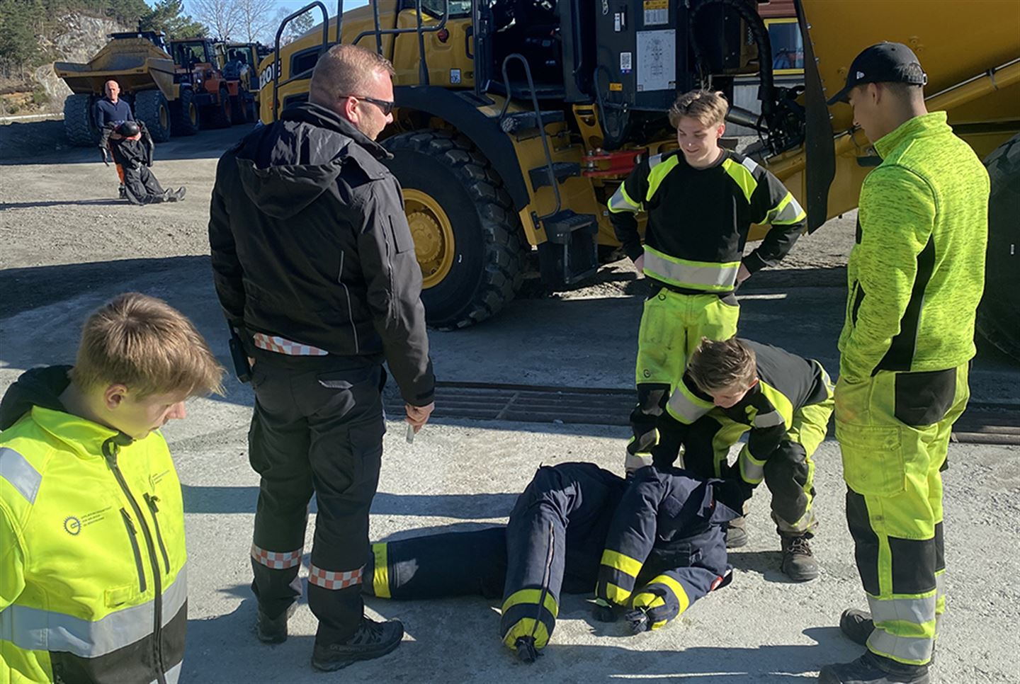 Elevar får opplæring i førstehjelp på anleggsplass.