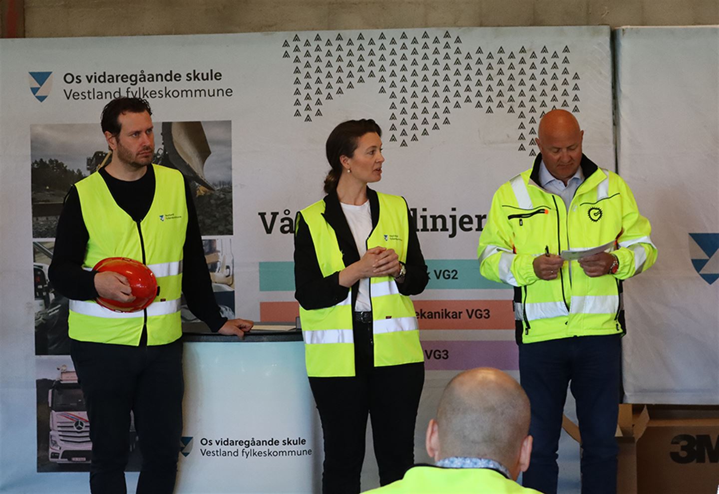 Fylkesvaraordførar Natalia Golis saman med blant andre stortingsrepresentant Helge André Njåstad.