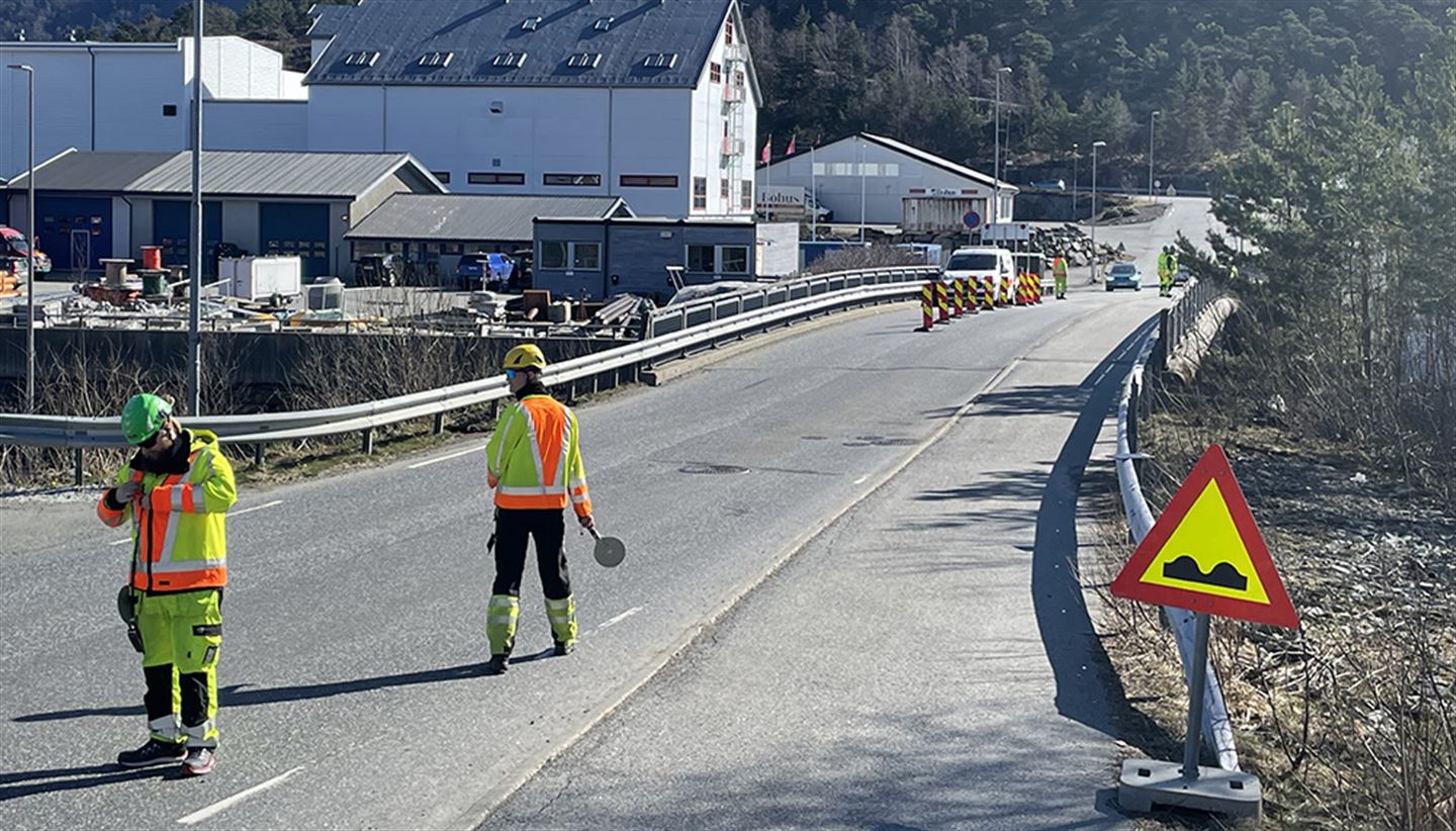 Trafikkdirigering med både skilting og manuell dirigering.