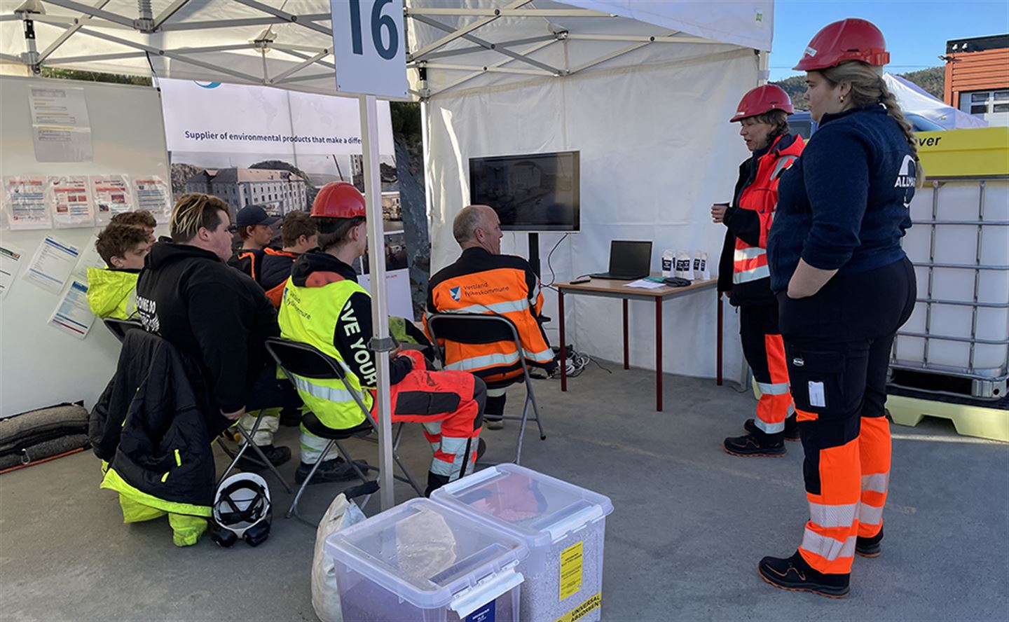 Undervisning i anleggarbeid i telt ved Os vgs.