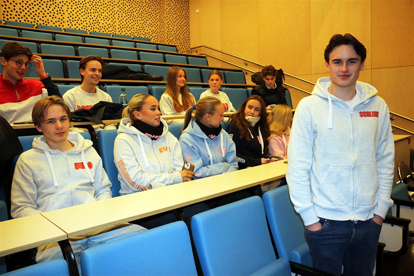 Personar i auditorium.