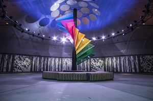 Eit stor ope rom markerer midten av tunellen. Her står eit solur med plater i grønt, gult, rosa, blått og lilla står som eit kunstverk i midten. Platene står etter kvarandre oppover og nedover med like stort mellomrom, og former ein runding. Under dei fargerike platene er det benker rundt soluret. I taket er det lyskastarar i ein stor sirkel i taket. Det lyser blått i taket. Langs veggen er det malt trær i kvitt. 