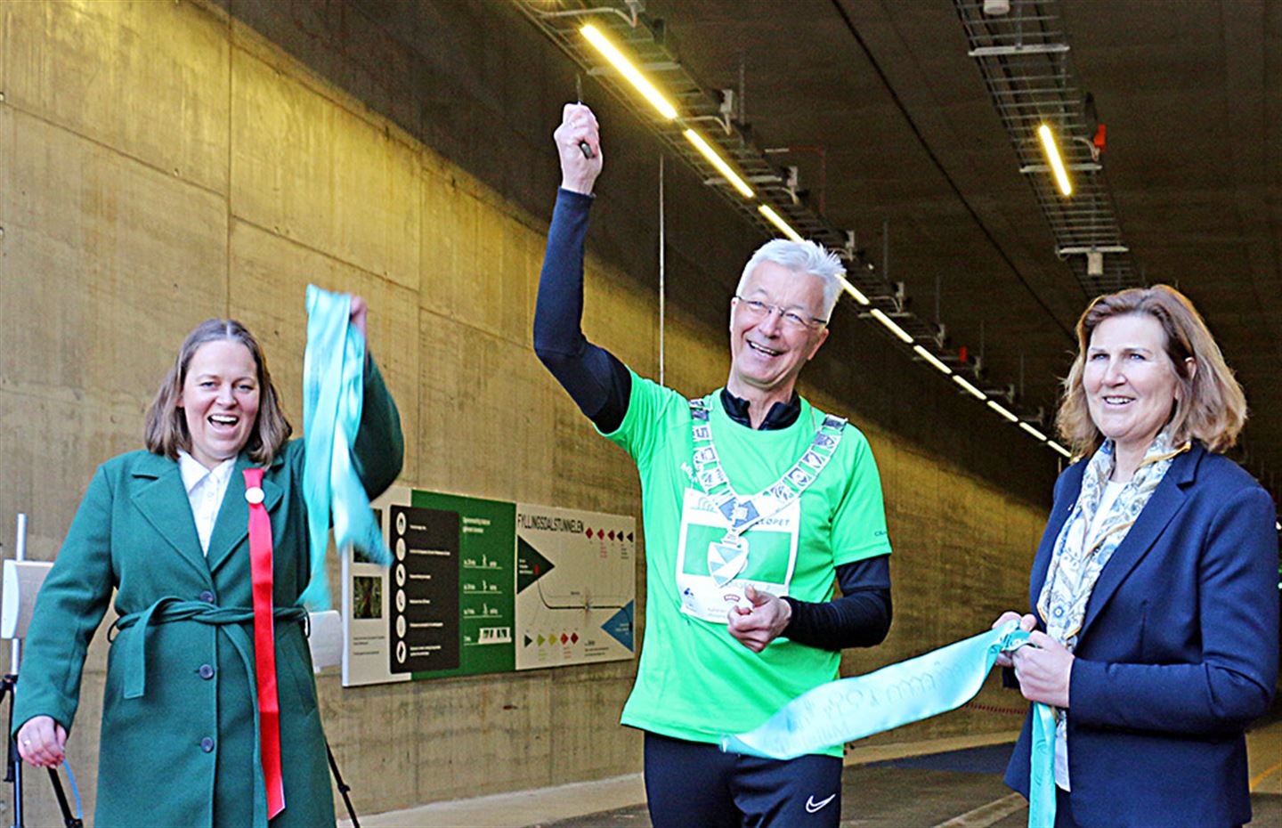 Tre personer ved tunnelmunning og snorklipp.