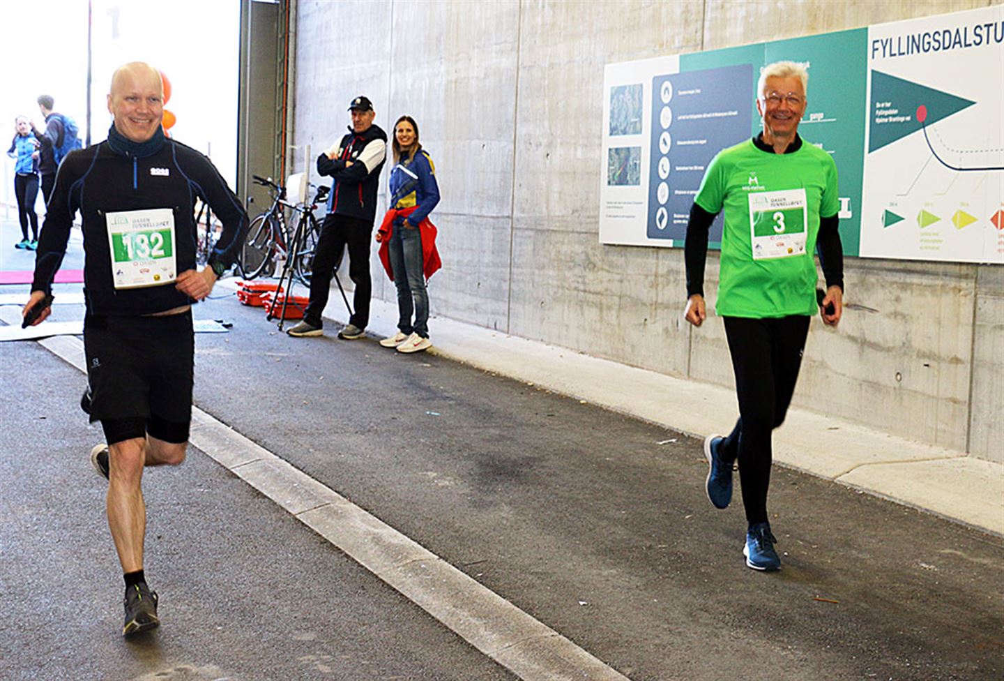 To personar som løper inne i tunnel.