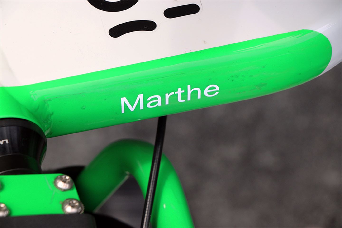 Del av sykkel med namnet Marthe malt på.