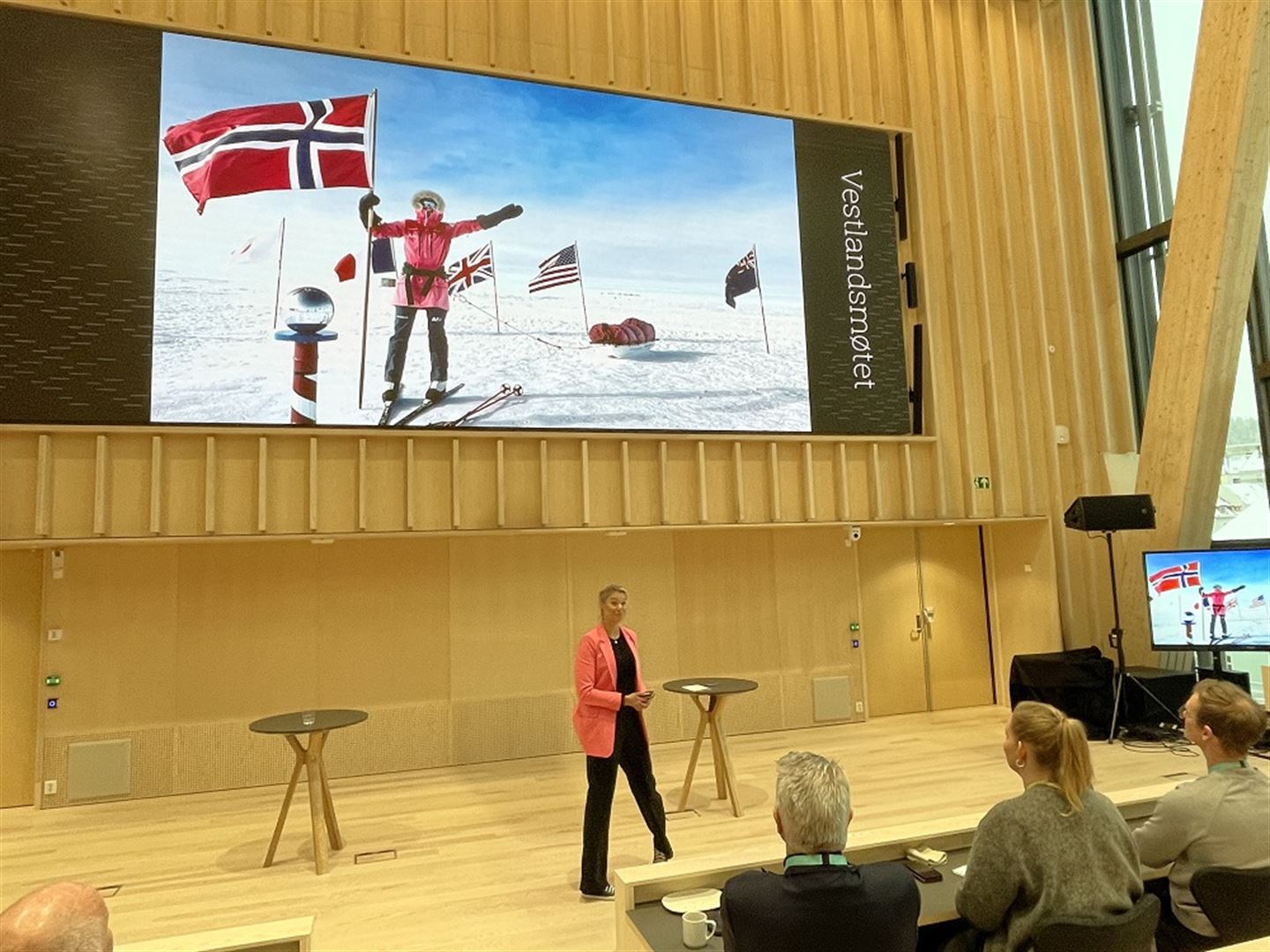 Hedvik Hjertaker på podiet i Vestlandshuset.