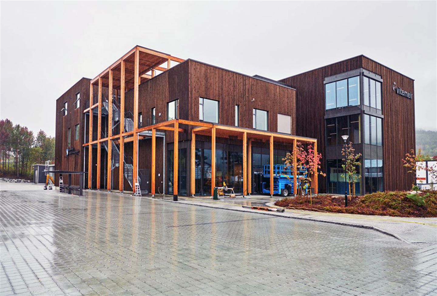 Stor bygning og open plass.