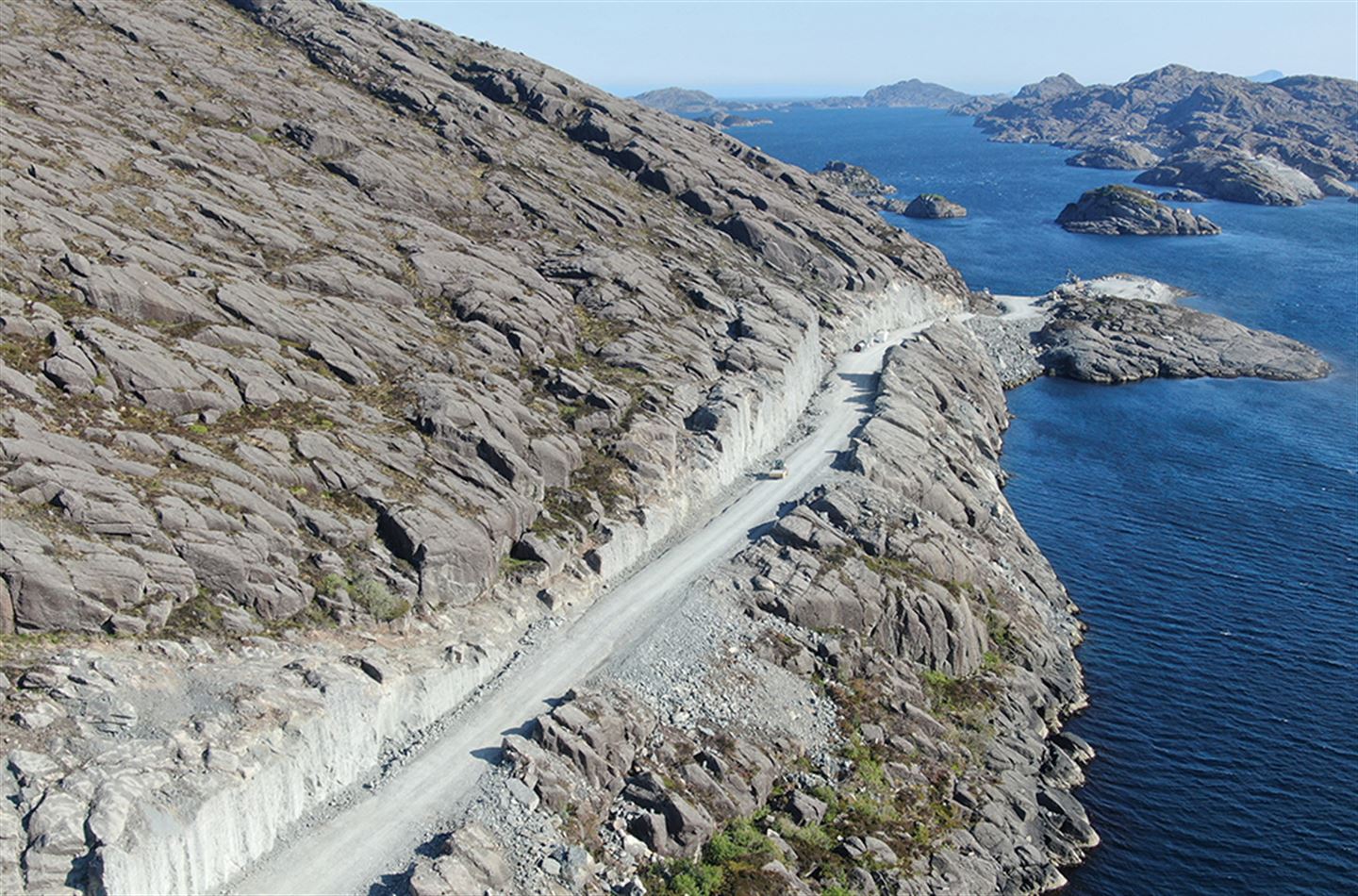 Ny veg som er i ferd med å bli til i snautt terreng ytst i øykommunen Solund.
