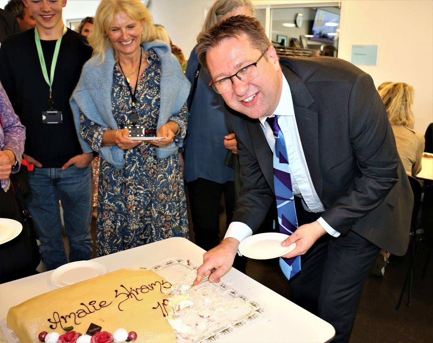 Mann og kake.