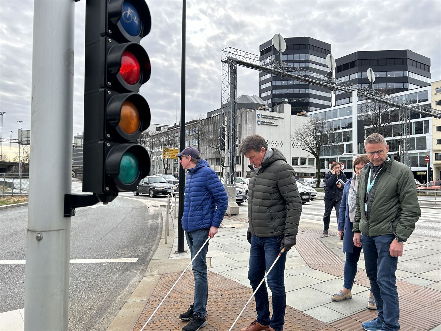 fleire personar ventar på grønt lys