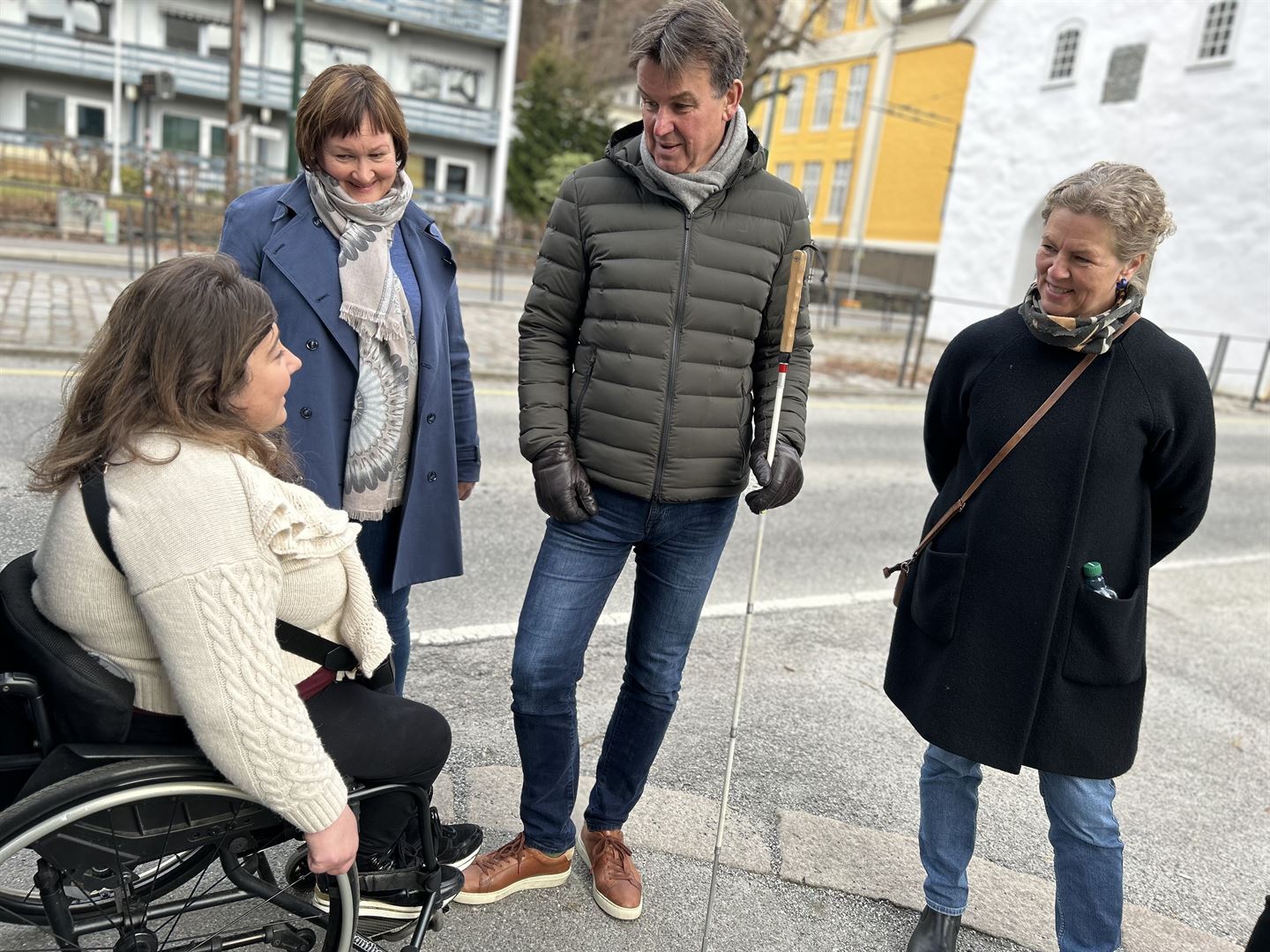 foto av dame i rullestol og tre andre mennesker