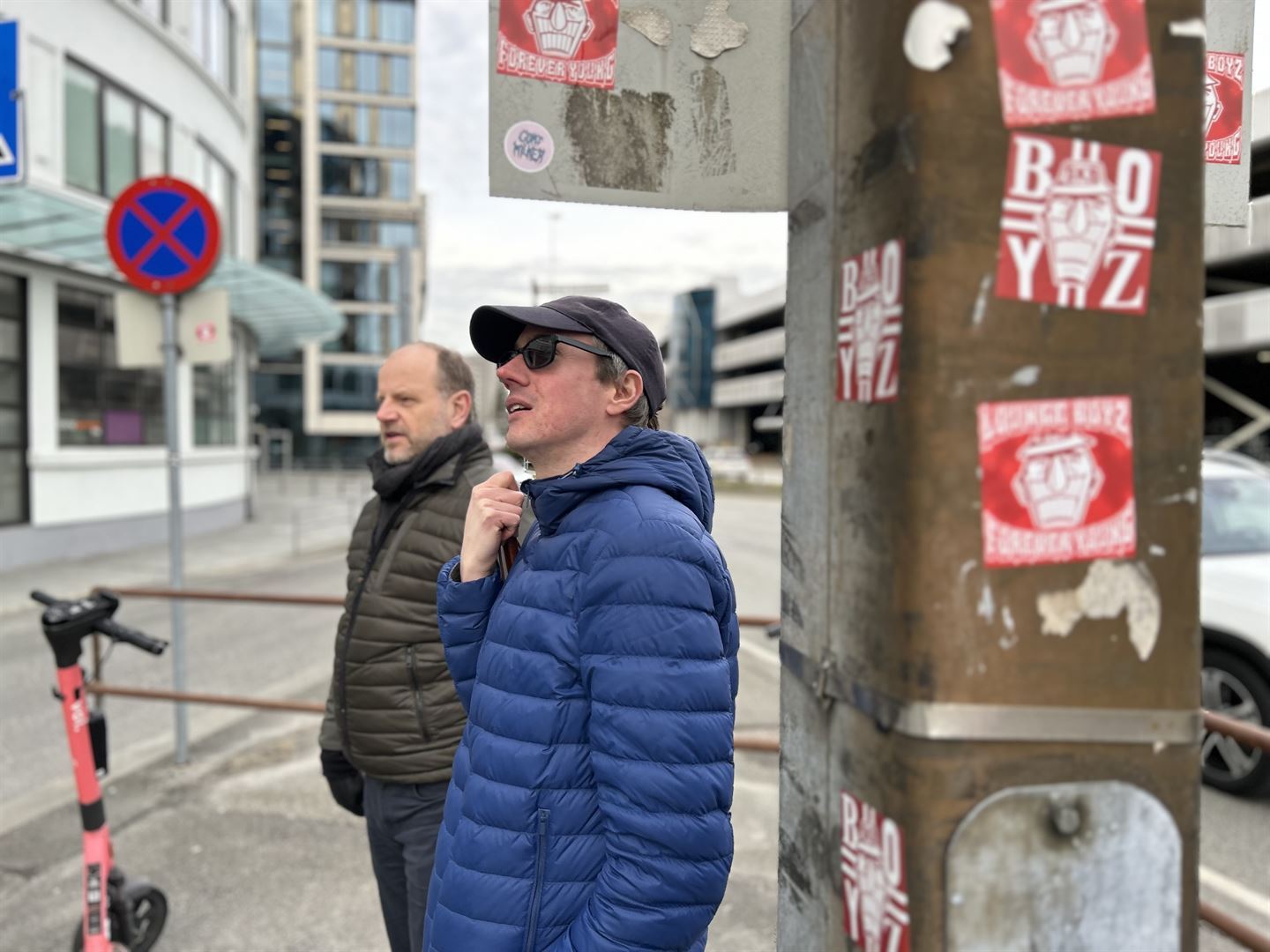 to personar i eit bybilete, den eine med stokk
