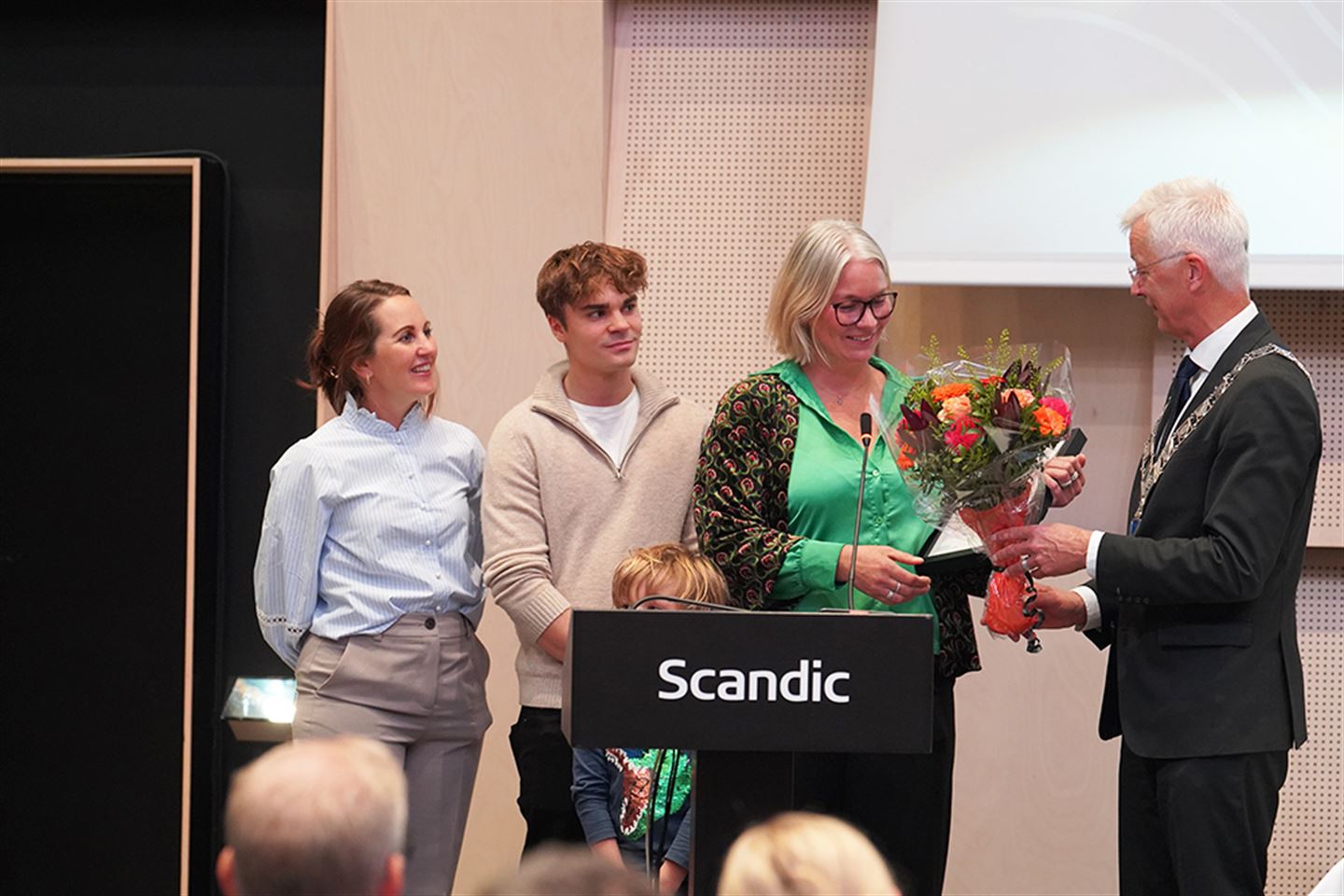 Fylkesordførar Jon Askeland overrekker bedriftsutviklingsprisen i landbruket i Vestland i 2024 til Renate Lunde og Vossabia under møte fylkestinget.