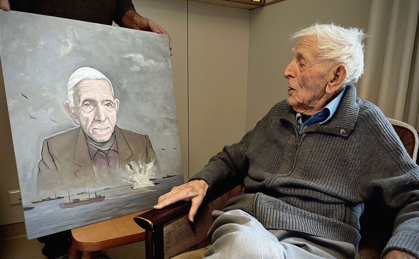 Gamal mann ser på eit måleri.