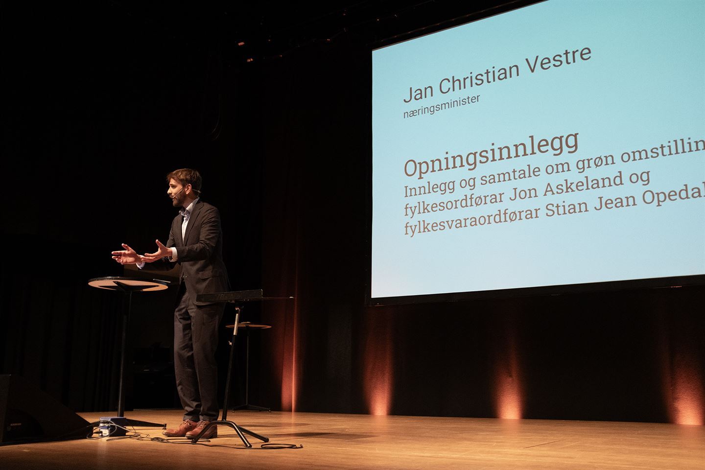 Næringsminister Jan Christian Vestre framfor prestentasjon med tittelen Opningsinnlegg.