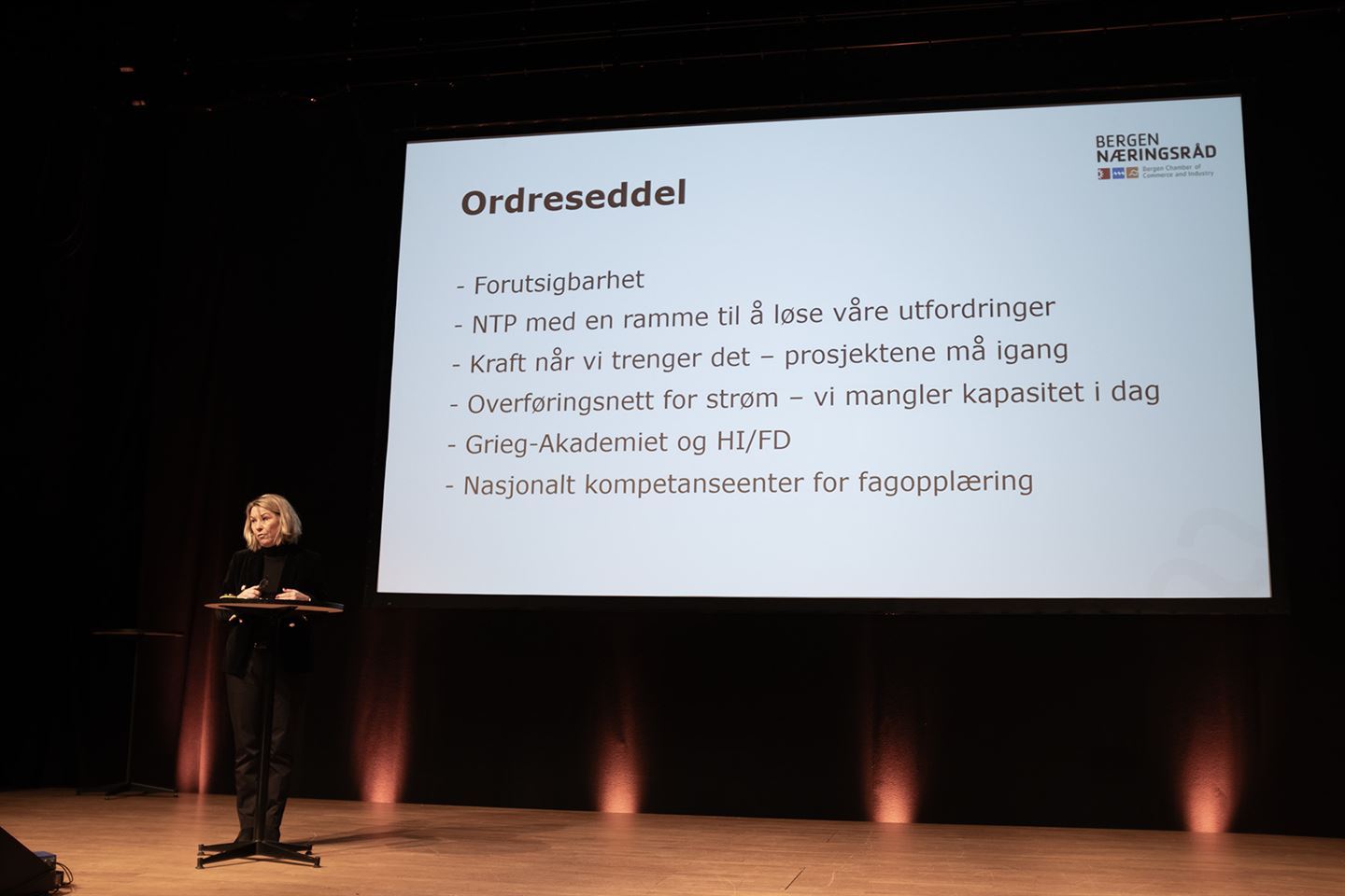 Kvinne framfor presentasjon med tittelen Ordreseddel.
