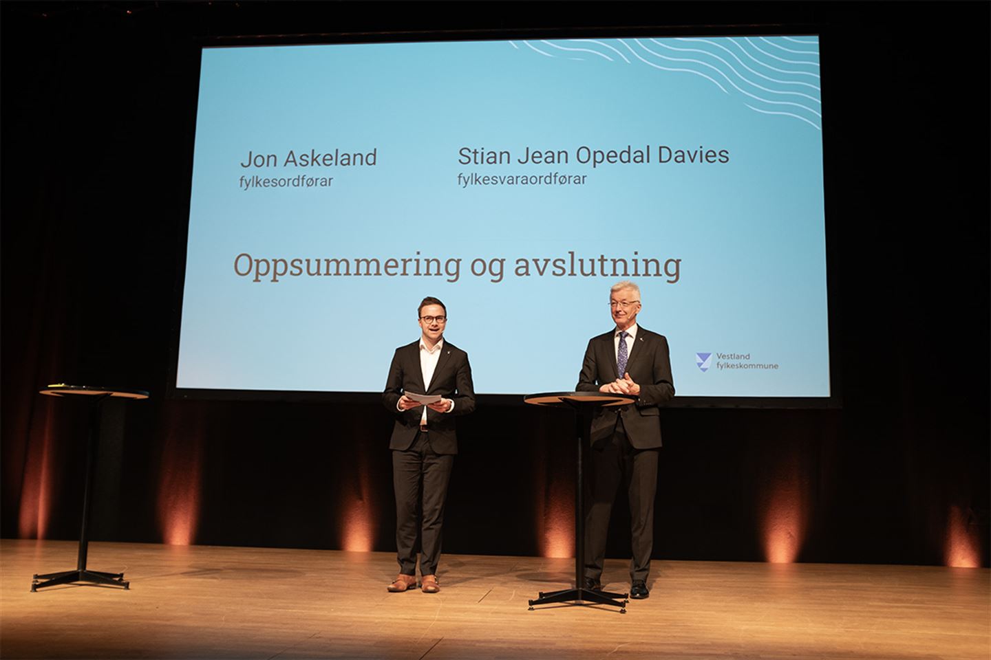 Fylkesordførar Jon Askeland og fylkesvaraordførar Stian Davies framfor presentasjon med teksten Oppsummering og avslutning