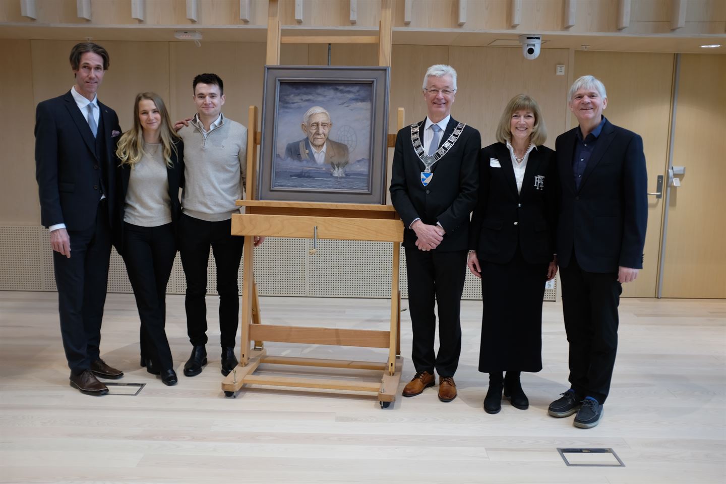 Folk som står rundt rundt et bilde