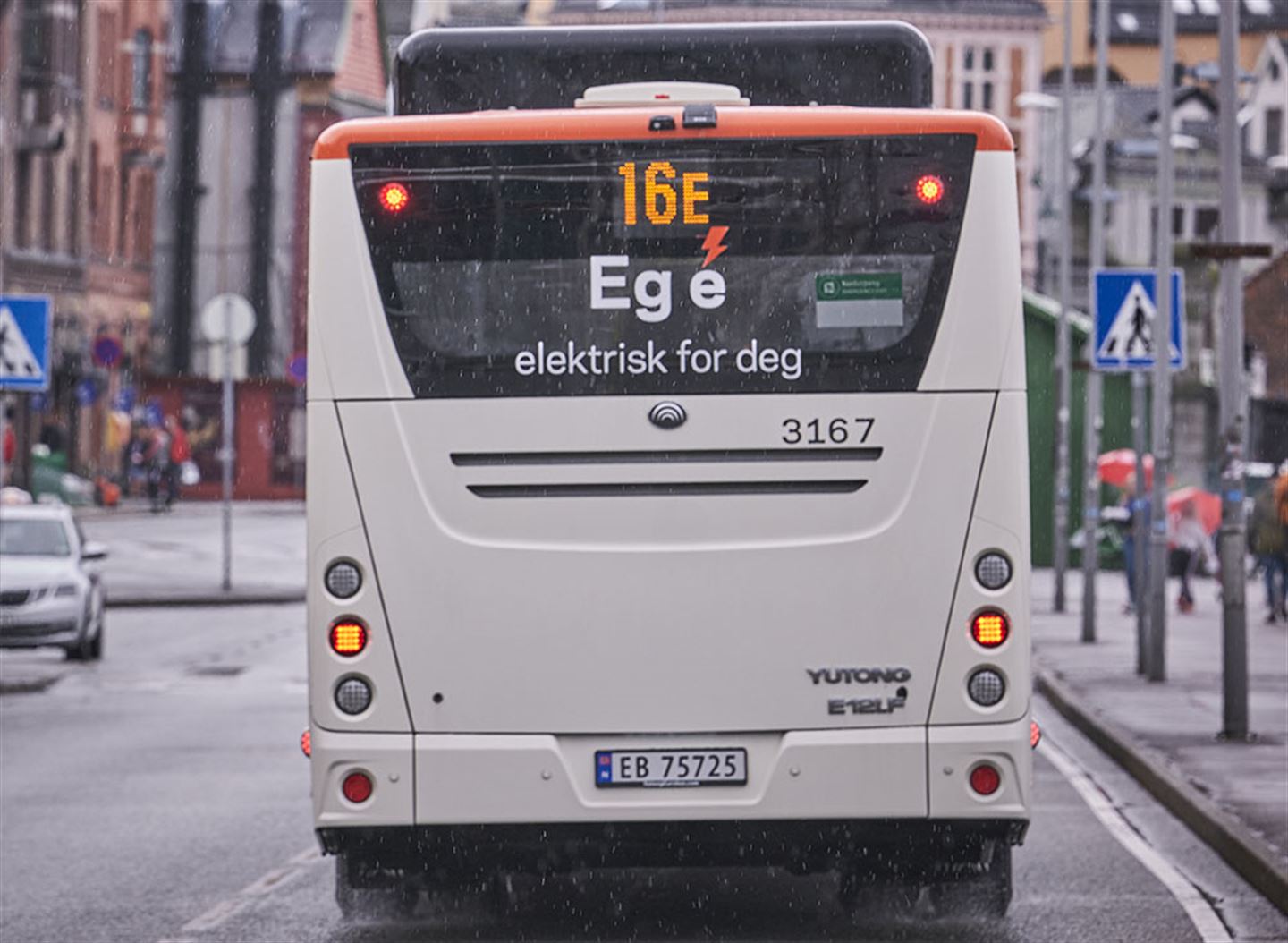 Elbuss med teksten Eg e elektrisk for deg på bakruta.