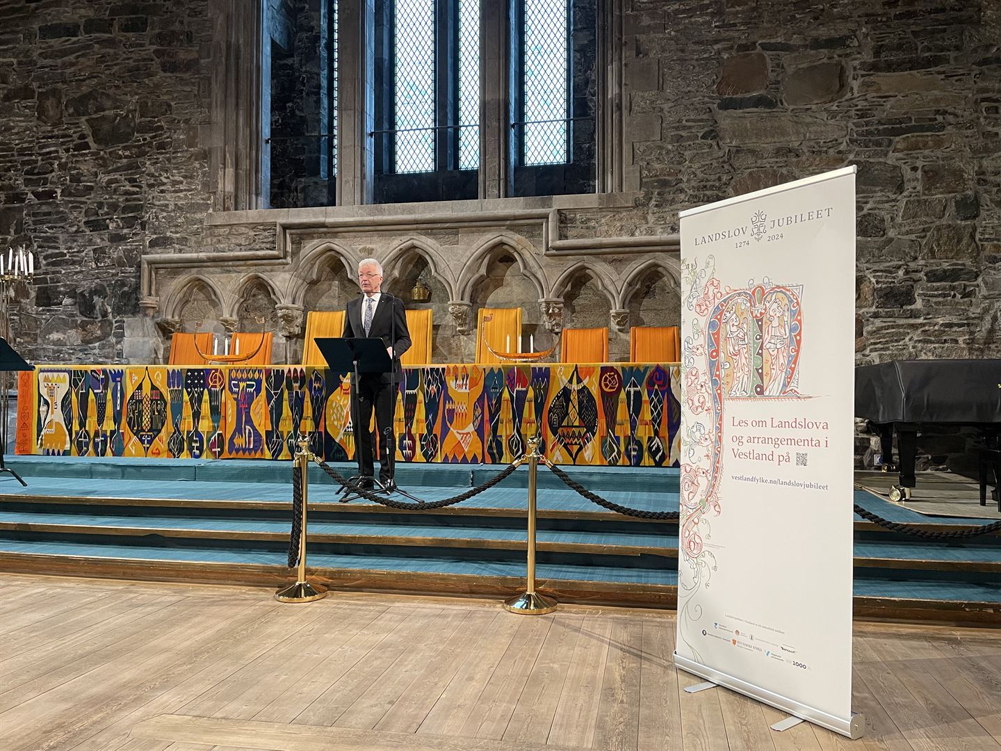 Fylkesordførar Jon Askeland på ei scene i Håkonshallen. 