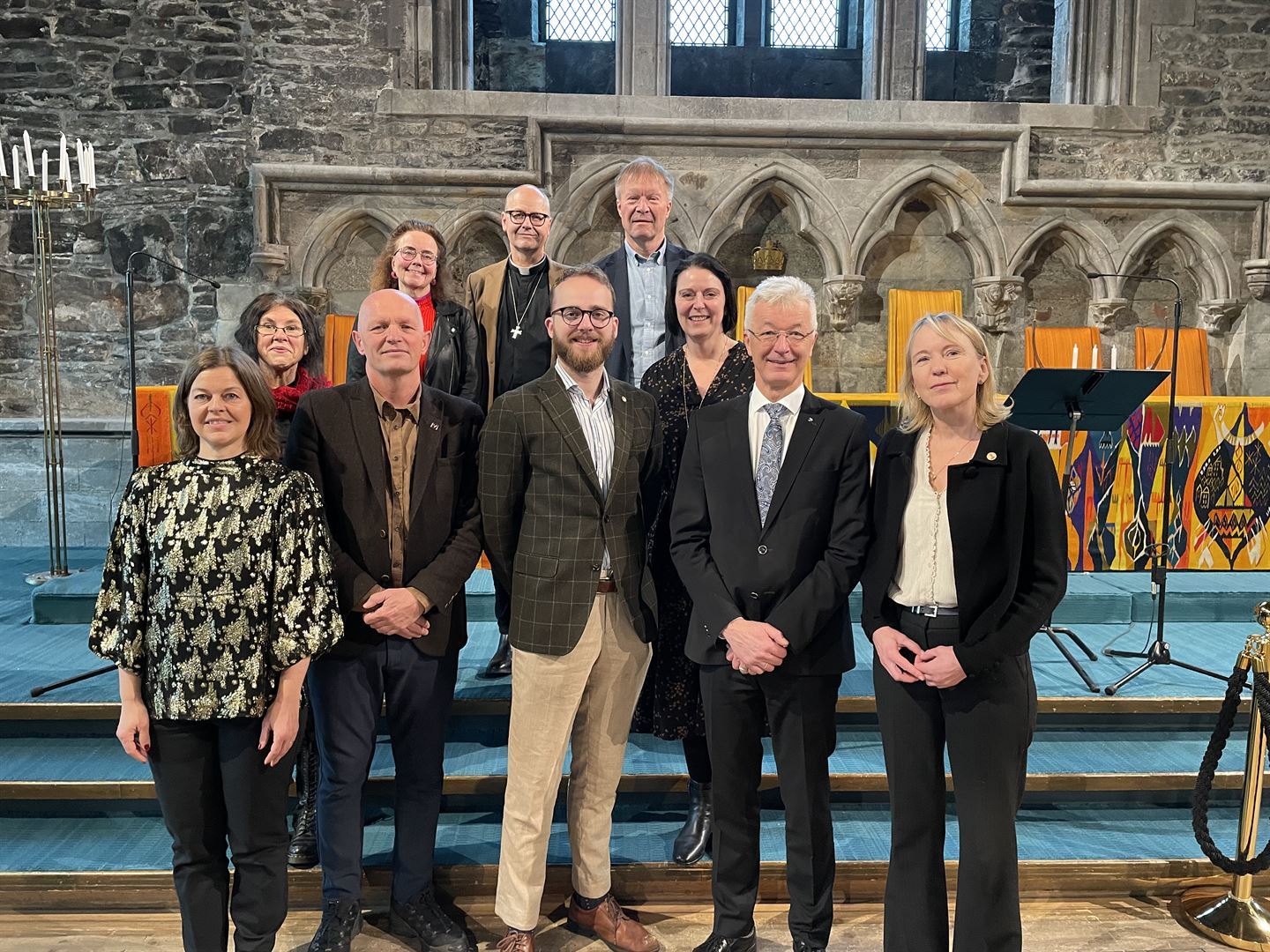 Gruppebilete av partnarar for jubileet oppstilt foran scenen i Håkonshallen. 