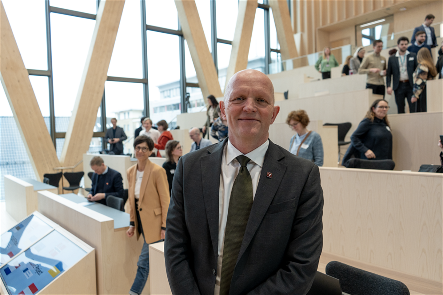 Portrett av rektor på Høgskolen på Vestlandet.