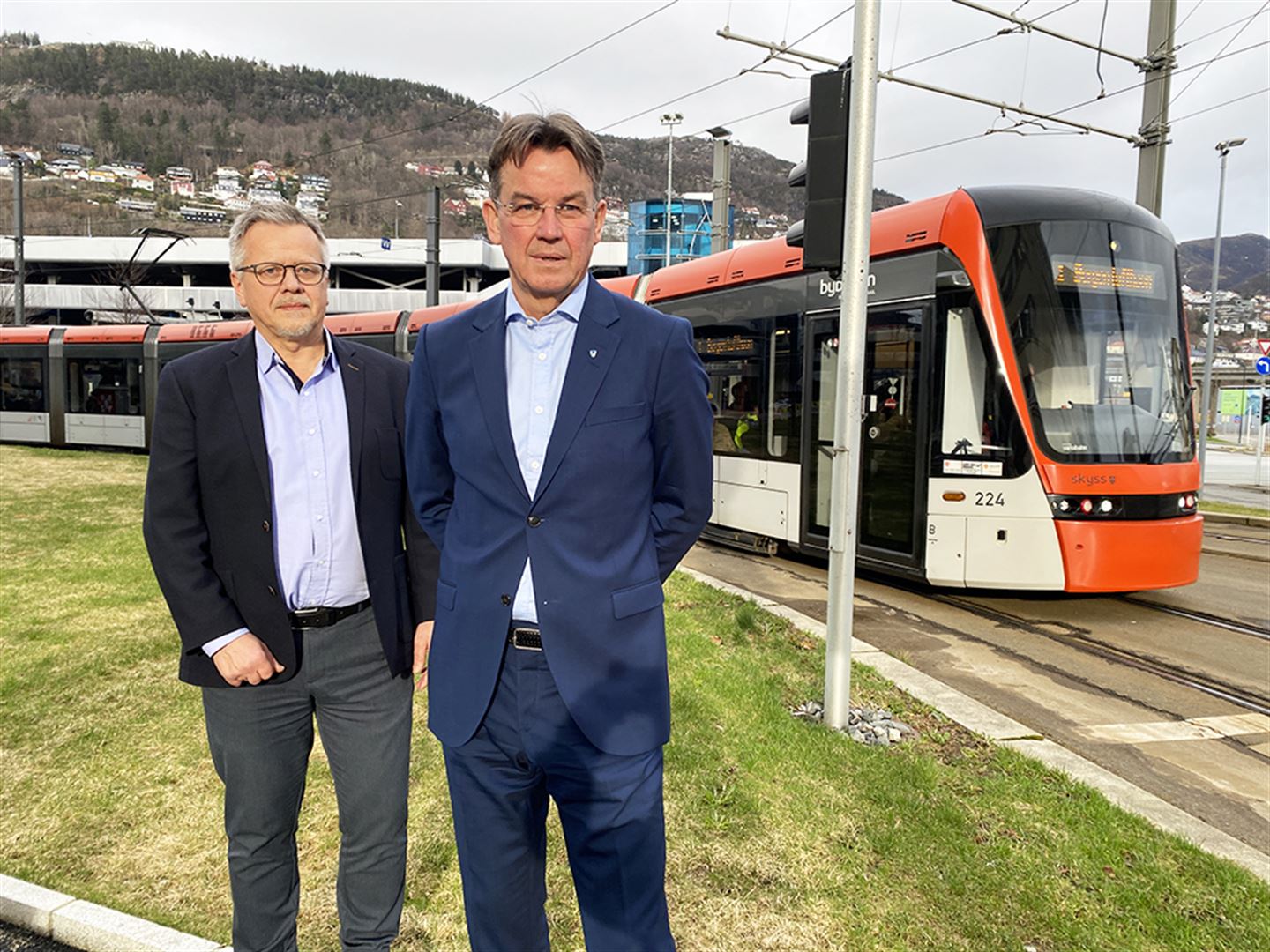 Rune Haugsdal og Jostein Fjærestad framfor bybanen og bystasjonen.