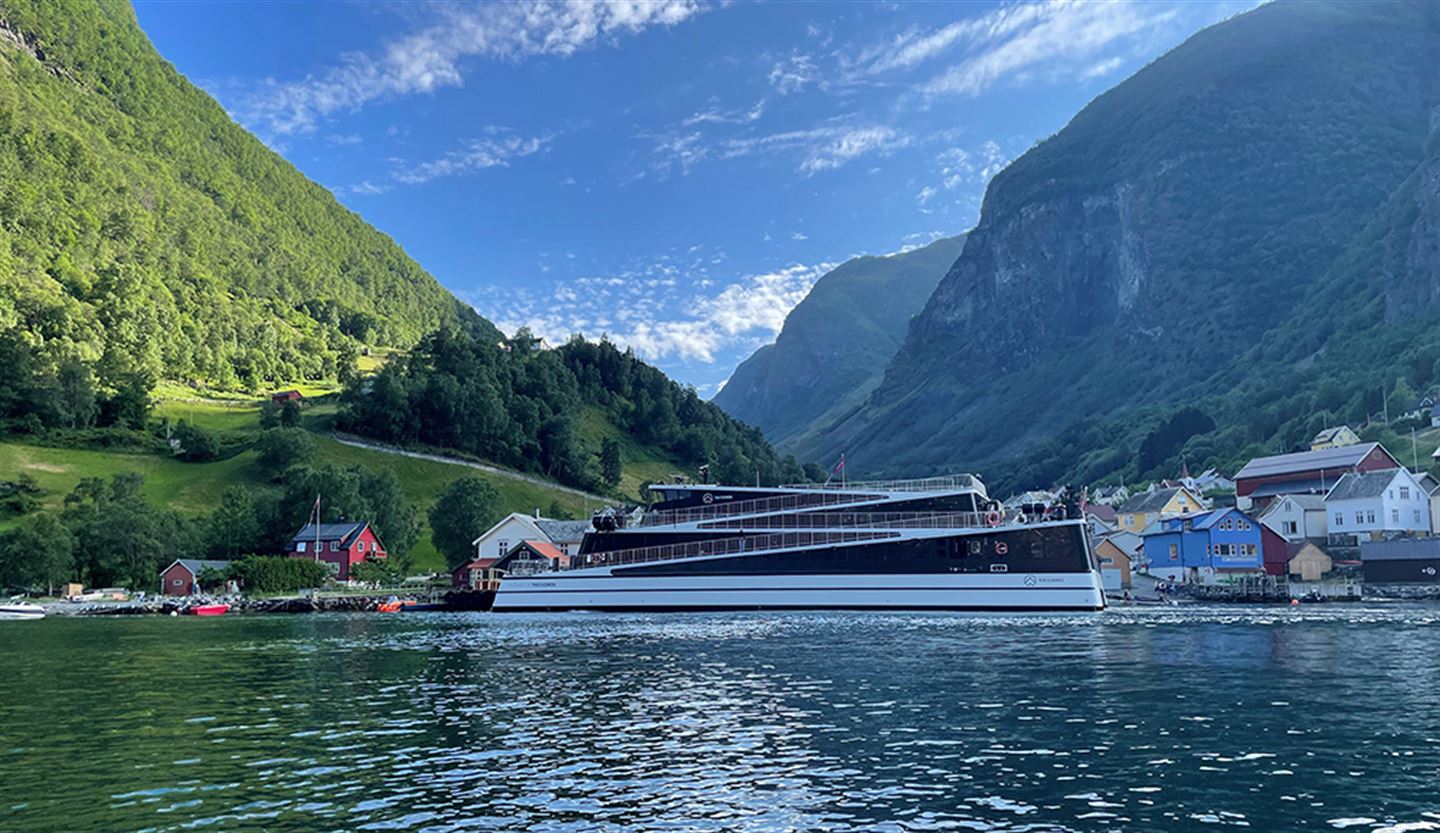 Båt på fjorden i Flåm.