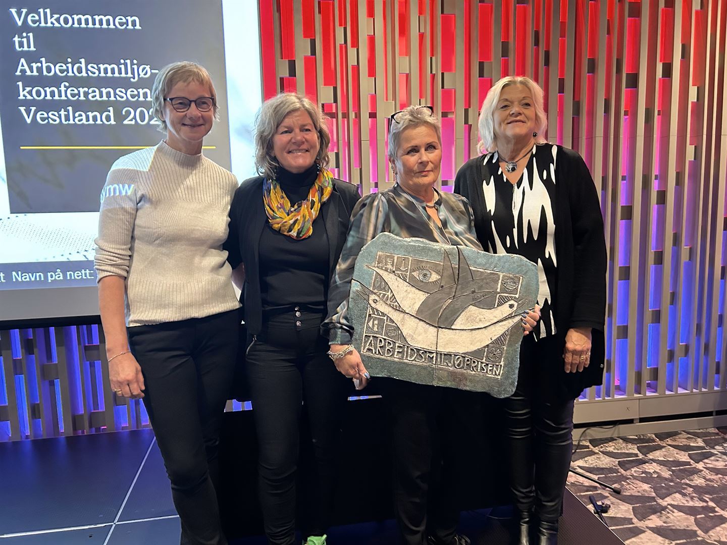 foto av personer som har mottatt en pris