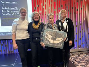 foto av personer som har mottatt en pris