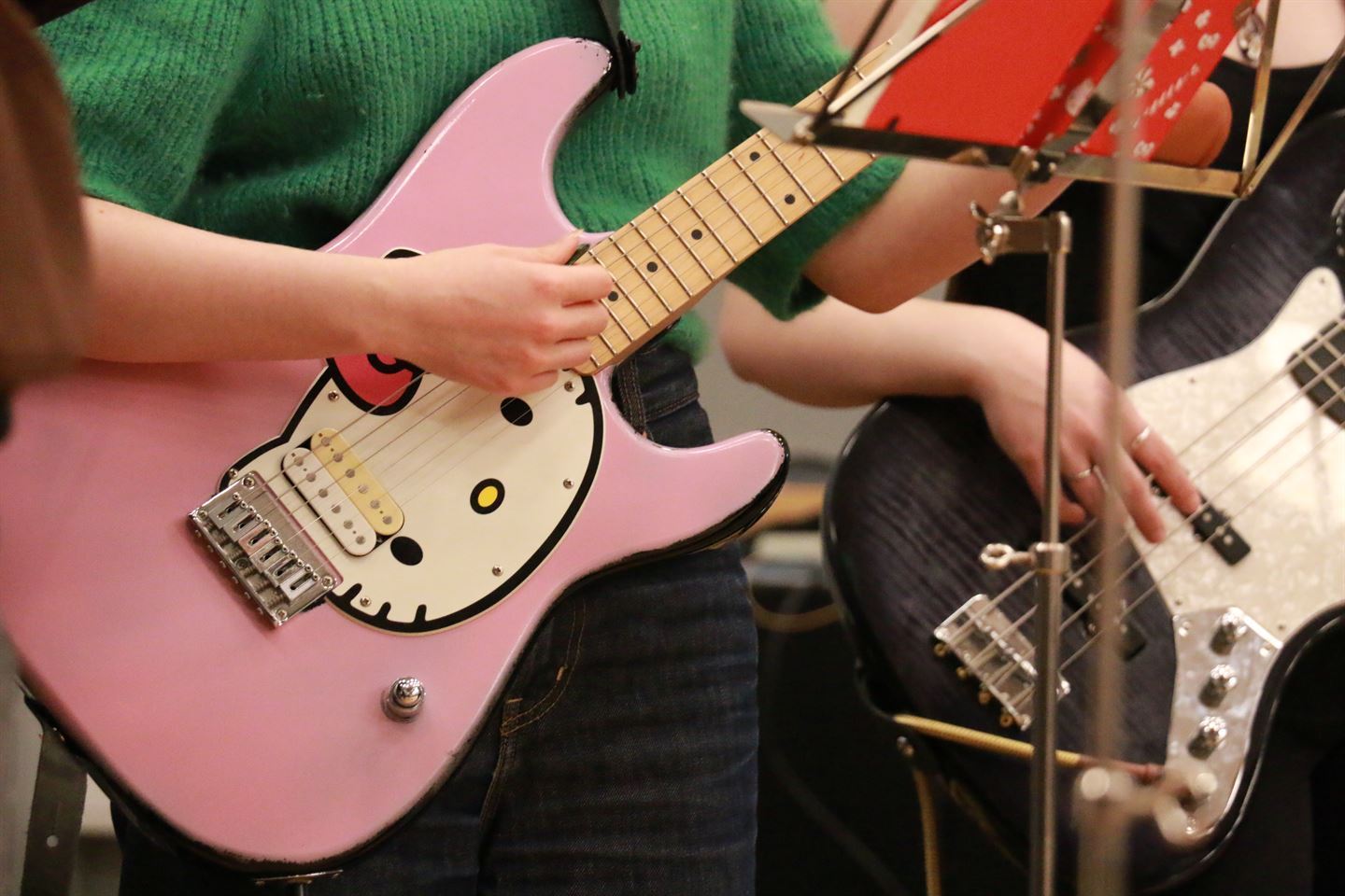 Ein rosa gitar med Hello Kitty på.