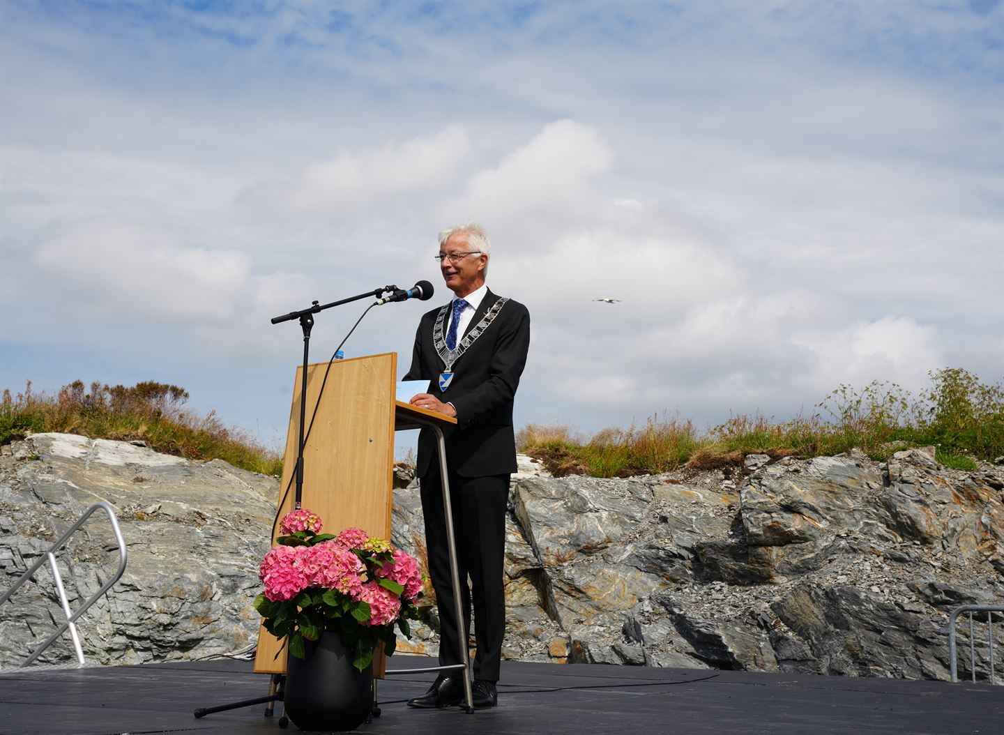 foto av fylkesordførar jon askeland på ein talarstol