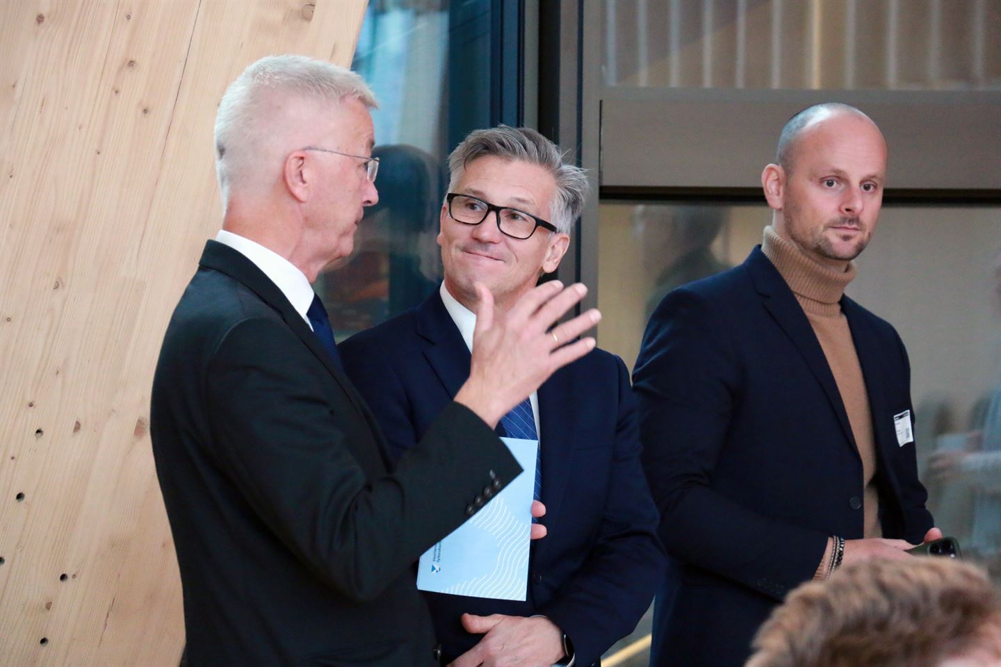 Fylkesordførar Jon Askeland og likestilling- og diskrimineringsombod Bjørn Erik Thon. Foto: Silje Alvsaker/Vestland fylkeskommune