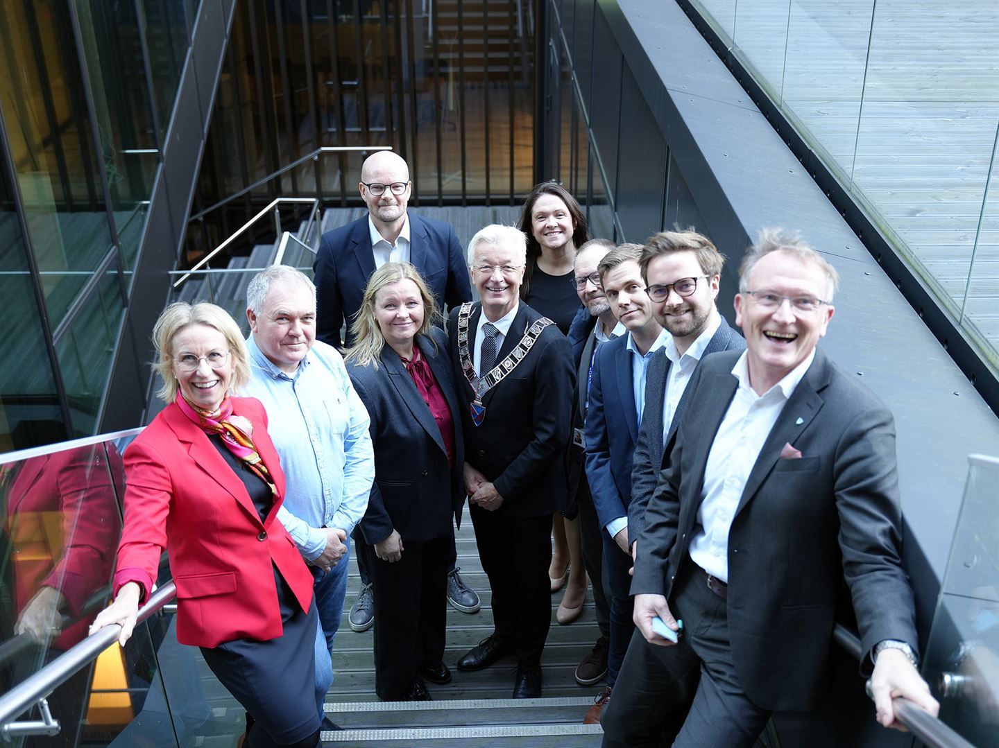 foto av personar som står i ei trapp